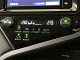 DUALスイッチを押すと運転席側と助手席側で別々に温度調節ができるエアコンです。自動で風量を調整してくれ車内を快適に保ってくれます。