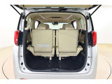 3列目シートは跳ね上げ式で折りたたみ可能です。キャンプ用品など大きな荷物もばっちり収納可能です!
