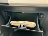 大型のグローブボックスは車検証など大きな物もすっぽりと収まるサイズとなっております。