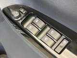 【電動格納ミラー】サイドミラーは電動格納式となっており、狭い駐車場でもキズがつくリスクを抑えられます。