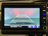 バックでの車庫入れも安心です! リアカメラが付いているバックモニター付のナビを装備しております。操作線もついており距離感も画面から確認できます。