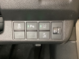 ハンドルの右側にはヘッドライトレベライザーとHondaセンシング用のメインスイッチがついています。ヘッドライトレベライザーは道路状況や積荷の加重に応じてライトの高さを調節できます。