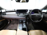 上質で落ち着いた印象のインパネ。視界も広々で運転しやすいです。