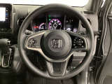 ハンドルにHondaセンシング系のクルーズコントロールやレーンキープアシストなどのスイッチと、オーディオの操作スイッチが装備されています。ハンドルから手を離さず安全に操作できます。
