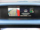 マルチファンクションディスプレイに、サイドカメラを通して、死角になる左フェンダー下付近が映し出されますので安心です。細い道路を走行するときに、大活躍。脱輪や大事な愛車に傷をつけることなく走行が可能。