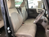 【ベンチシート】運転席と助手席の移動もスムーズ!狭い駐車場での乗り降りや、お子様の乗り降りにも便利です。座席の間にコンソールボックスやドリンクホルダーがないため、車内空間が広く感じます。