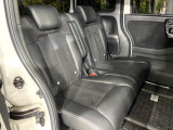 後部座席も気になるようなキズ・汚れやへたり等、大きなダメージはなく、良好な状態です。