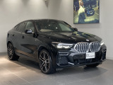 ブラックサファイアの深みある輝きが印象的なBMW X6。クーペスタイルのシルエットがSUVの力強さとスポーティさを感じさせます。