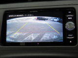リアワイドカメラシステム!従来の視野に加えて、後方側方を約180&deg;まで見えるワイドビューと、後方を真上から見たような視野で駐車時などに便利なトップダウンビューの3つの視野があります!