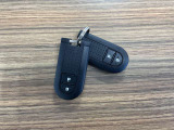 鍵を操作しなくても持っているだけでドアロック操作やエンジン始動などができるスマートキー