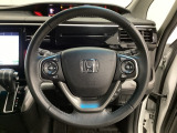ハンドルにHondaセンシング系のクルーズコントロールやレーンキープアシストなどのスイッチと、オーディオの操作スイッチが装備されています。ハンドルから手を離さず安全に操作できます。
