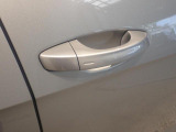 &rdquo;Keyless Access&rdquo;によって、ドアハンドルに手をかけるだけでドアロックが解除できます!
