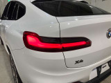 L字型リアコンビランプ:BMWの伝統的なデザインのひとつです。夜間でも誰が見てもBMWとわかる印象的なデザイン。