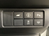 Hondaセンシング用の、VSA(ABS+TCS+横滑り抑制)解除と路外逸脱抑制機能のオンオフスイッチなどはハンドルの右側に装備しています。