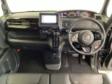 車内は光触媒抗菌消臭施工済です。インパネ周りはスタイリッシュなデザインで機能や装備も充実しています。グローブボックスやカップホルダーのほかにトレーなどたくさんの収納スペースが付いています。