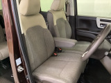 広い足元に肘掛けもついたゆったり座れるシートです。運転席と助手席の間が空いているため、助手席側への移動がスムーズです。交通量の多い道でも、助手席側から乗り降りができます。