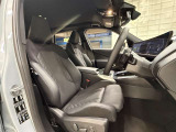 【コックピットシート】BMW車の主役席。車体中央にくる様に配置し車両重心とが一致する事でドライバーと車との一体感あるドライビングを実現。人間工学に基づき形成した形状が長時間のドライブ疲労も軽減します!