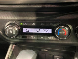 【オートエアコン】一度お好みの温度に設定すれば、車内の温度を検知し風量や温度を自動で調整。暑い&hellip;寒い&hellip;と何度もスイッチ操作をする必要はありません。快適な車内空間には必須の機能ですね♪