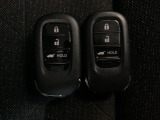 スマートキーを装備しています。鍵を差し込むことなくドアロックの開け閉めと、スタートボタン操作でのエンジンスタートができます。ボタン操作でトランクが開けられる電動テールゲートのボタンもついています。