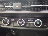 オートエアコンは左右席で独立温度コントロールが可能です。運転席はキンキンに冷やして助手席はマイルドにと言った設定が可能です☆暑さ寒さでケンカすることもなくなりますね♪