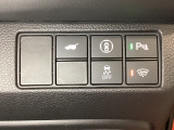 Hondaセンシング用の、VSA(ABS+TCS+横滑り抑制)解除と路外逸脱抑制機能のオンオフスイッチなどはハンドルの右側に装備しています。