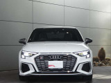 ●一目でAudiとわかる特徴的なシングルフレームグリル・LEDランプ。精悍なフロントマスクからAudiのスマートで上品なブランドを連想させてくれます。女性にも大変ご好評頂いております。