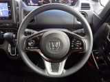 ハンドル左側にはオーディオ操作が出来るオーディオリモートコントロールスイッチ、右側にはHonda SENSINGとオートクルーズコントロールのスイッチを装備!
