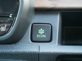 【ECONスイッチ】 ECONスイッチを押すと、加速時のアクセルの踏みすぎやエアコンの効きすぎなどを抑え燃費向上に役立ちます。
