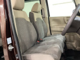 座面も厚みがあり背もたれも高く、広い足元にゆったり座れるシートです。運転席と助手席の間が空いている為、助手席側への移動がスムーズです。交通量の多い道でも助手席側から乗り降りができます。
