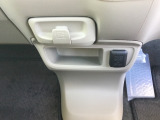コンビニフックが付いています。ちょっとした荷物が掛けられ、運転中に荷物が転がるのを防げます。あると嬉しい便利な装備です!