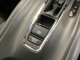 セレクトレバーの下に電子制御パーキングブレーキがあります。スイッチひとつで、停車した地点の傾斜などをシステムが検知・判断してブレーキ力を自動的に最適制御し、しっかり停車できるパーキングシステムです。