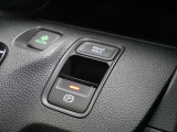 【電子制御パーキングブレーキ】スイッチ操作でパーキングブレーキをオン/オフ。発進時、運転席のシートベルトが着用されている時アクセルを踏めば自動的に解除されます。
