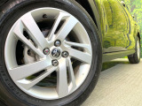 【純正アルミ16インチホイール】外観にマッチした純正アルミホイールを装着しております。各種社外アルミホイールや、スタッドレスタイヤも取扱いしております。是非ご相談ください♪