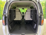普段のお買い物や通勤、送迎等に十分な荷室スペースを確保しております。3列目を跳ね上げると、大きな荷物の積載も可能です♪