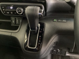 CVT車のセレクトレバーです。低速から高速まで、変速ショックのないスムーズな走りを実現するとともに、エンジン効率のよい領域を維持することで燃費にも貢献します。