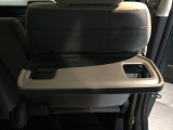 前席背面には格納式のテーブルを装備。カップホルダー付き。