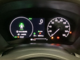 ハイブリット車専用のメーターです。右側の大型スピードメーターに加え、ステアリングスイッチを使って左のマルチインフォメーション・ディスプレイで燃費や動力伝達などの情報が見れるようになっています。
