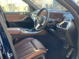 【コックピットシート】BMW車の主役席。車体中央にくる様に配置し車両重心とが一致する事でドライバーと車との一体感あるドライビングを実現。人間工学に基づき形成した形状が長時間のドライブ疲労も軽減します!