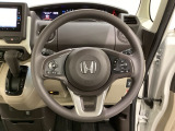 ハンドルにHondaセンシング系のクルーズコントロールやレーンキープアシストなどのスイッチと、オーディオの操作スイッチが装備されています。ハンドルから手を離さず安全に操作できます。