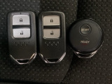 スマートキーを装備しています。鍵を差し込むことなくドアロックの開け閉めと、スタートボタン操作でのエンジンスタートができます。加えて、純正リモコンエンジンスターター用の操作キーもついています。