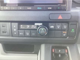 もちろんフルオートエアコン!運転席はシートヒーターもついてますのでいつでも快適です。