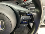 ハンドルにHondaセンシング系のクルーズコントロールやレーンキープアシストなどのスイッチが装備されています。ハンドルから手を離さず安全に操作できます。