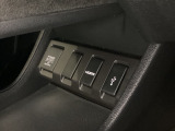 アクセサリーソケットはUSBのアダプターなどをつければ、スマホの充電にも使えます。横にはナビゲーション用の外部入力可能なUSB端子やHDMI端子がついており、周辺には物が置けるトレーがついています。