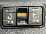 【両側パワースライドドア】スマートキーや運転席のスイッチで後席両側スライドドアの開閉が可能♪電動だから力を入れてドアを開ける必要が無く、小さなお子様でも簡単に開け閉めでき快適です♪