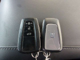 スマートキー2本付き!キーをポケットやカバンに入れておくだけでドアの施錠・開錠やエンジンスタートの操作が簡単です!