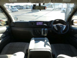 進化されたインパネ周りは、スタイリッシュかつ操作性や視認性にも優れ、飽きのこないデザインになっております!
