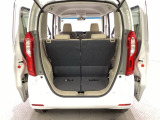 開口部も広く荷物の積み下ろしもしやすいお車となっております。シートの背もたれは5:5の割合で背もたれを可倒でき、前後のシートスライドもできるので荷室をひろげることができます。