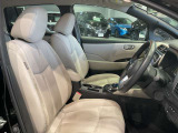 運転席はほどよくホールド感のある形状をしておりますので、運転がし易いです!