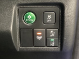 Hondaセンシング用の、VSA(ABS+TCS+横滑り抑制)解除と路外逸脱抑制機能のオンオフスイッチなどはハンドルの右側に装備しています。燃費に役立つECONボタンもここです。