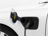 専用コードを接続するだけで簡単に充電が行えます。プラグインハイブリッドモデルT6 AWD PHEVは、走行中の充電のほか、自宅などに設置された充電機器からの充電が可能です。
